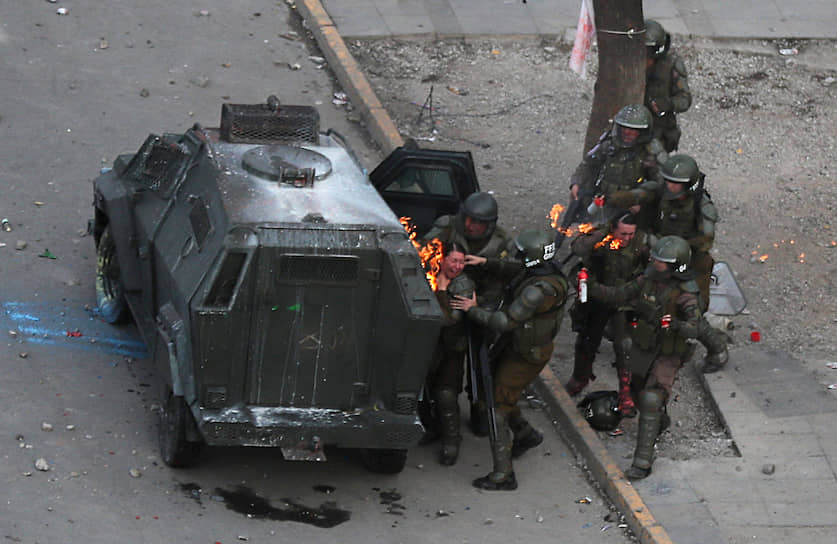 25 октября в Сантьяго на очередную акцию протеста вышли около 1 млн чилийцев. В ходе протестов в разных городах было задержано 1,5 тыс. человек, пострадали более 1 тыс. Более 300 человек получили огнестрельные ранения. Власти сообщали о 19 погибших