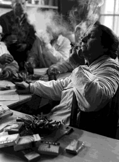 С 1969 года кроме руководящих и торговых работников могли курить без каких-либо ограничений только сотрудники табачных фабрик (на фото)