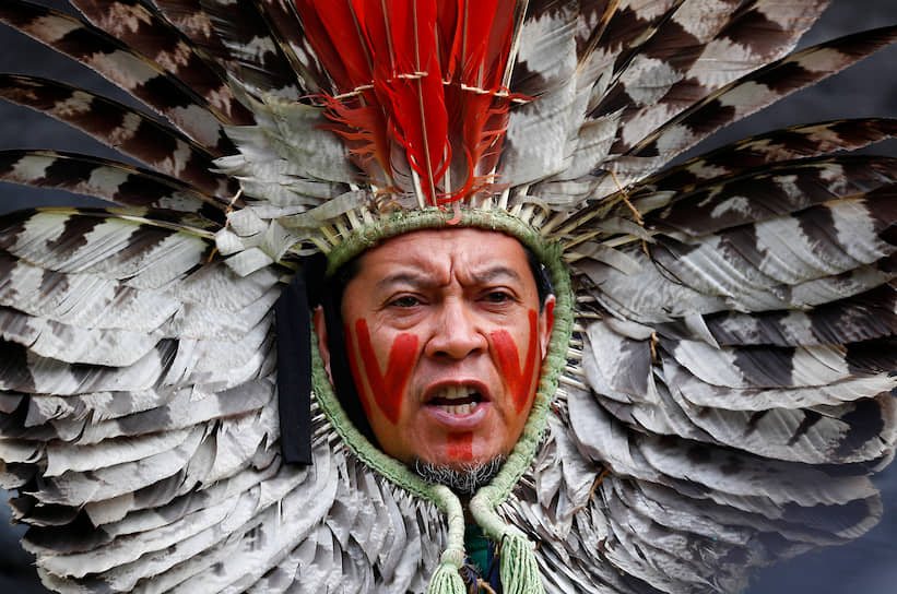Брюссель, Бельгия. Представитель коренных народностей Бразилии протестует против вырубки лесов Амазонии