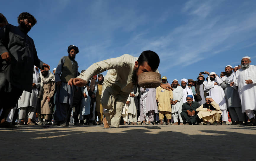 Исламабад, Пакистан. Участник антиправительственных акций протеста играет в традиционную игру