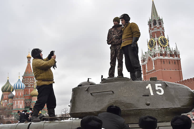 По завершении марша на Красной площади начал работать музей военной техники под открытым небом. До 17:00 гости могли увидеть образцы боевых машин и посмотреть отечественные фильмы о войне