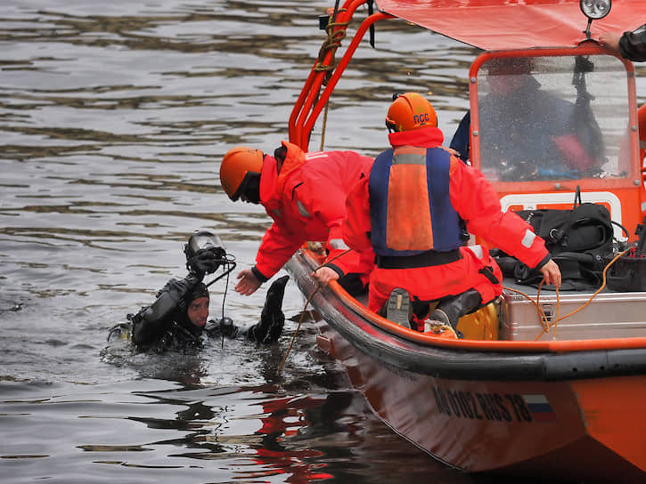 Во время поисков останков тела предполагаемой жертвы доцента СПбГУ в реке Мойке водолазы обнаружили скелет другого человека