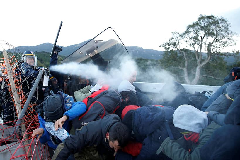 Испано-французская граница. Каталонские протестующие во время столкновений с французской полицией после перекрытия одного из шоссе, связывающих две страны