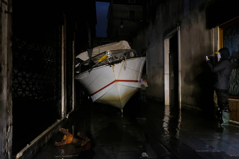 Жертвами наводнения в Венеции уже стали два человека, одного из которых могло ударить током при попытке запустить в затопленном доме электрические насосы