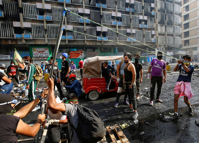 Багдад, Ирак. Демонстранты стреляют из рогатки во время антиправительственных акций протеста