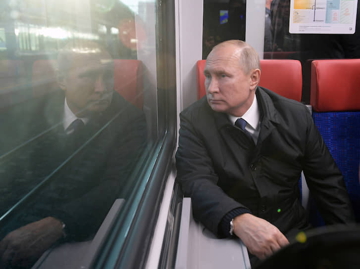 Москва, Россия. Президент России Владимир Путин едет в поезде на первой открывшейся линии МЦД