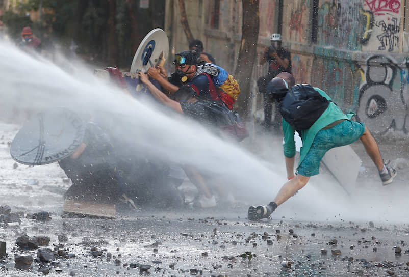 Сантьяго, Чили. Полиция применяет водометы на антиправительственной акции