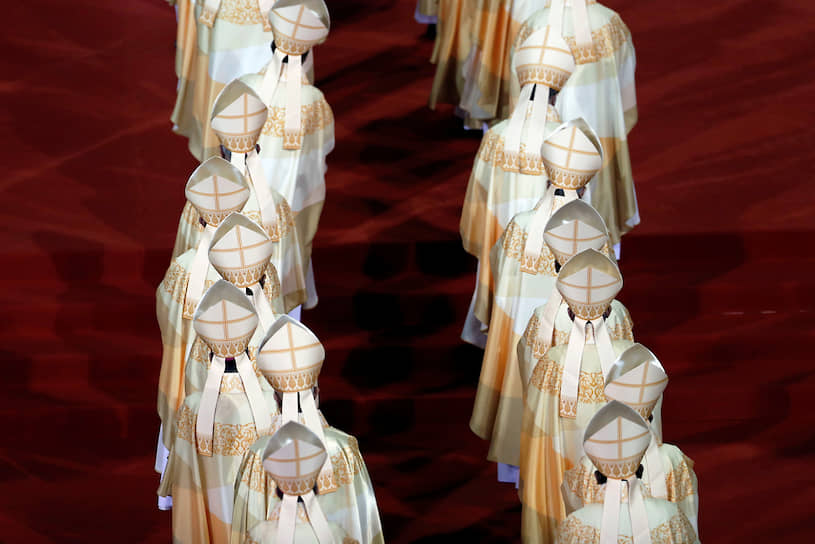 Бангкок, Таиланд. Священнослужители ожидают мессу папы римского на стадионе