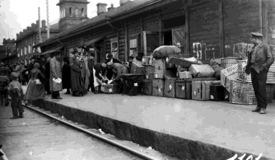 С 1926 года в зависимости от тяжести вины перед властью «враги народа» покидали СССР с имуществом или без такового