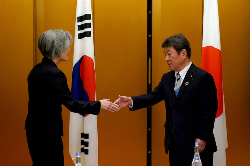 Глава МИД Южной Кореи Кан Гён Хва (слева) и глава МИД Японии Тосимицу Мотэги
