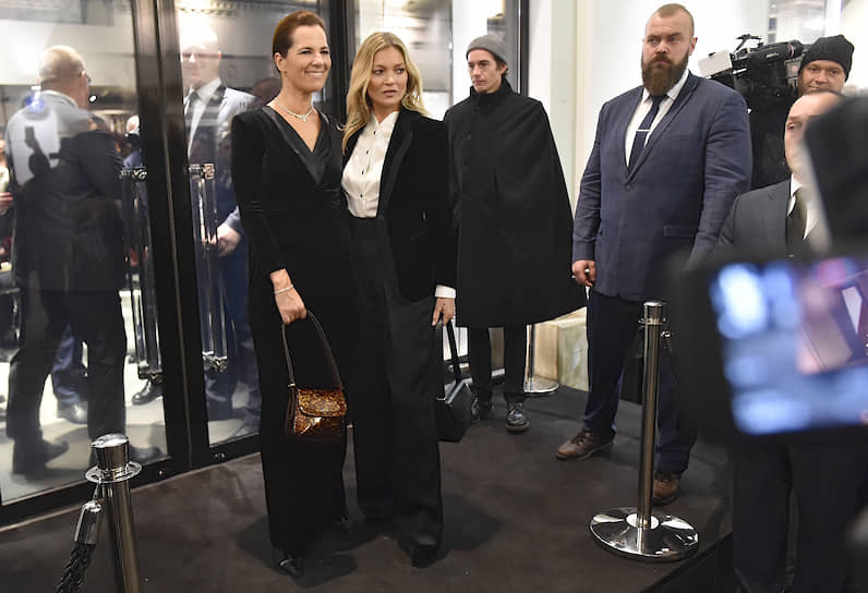 Племянница Джорджо Армани Роберта Армани (слева) и модель Кейт Мосс (в центре) на презентации новой коллекции осень-зима 2019/2020 и сумки La Prima в бутике Giorgio Armani