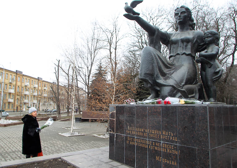 В 1979 году в Ростове-на Дону открылась скульптурная композиция «Мать и дитя» работы архитектора Михаила Минкуса. Отлитая в бронзе женщина в длинном платье левой рукой прижимает к себе ребенка. В ее правой вытянутой вверх руке — голубь, символ мира. На постаменте есть строки Максима Горького: «Восславим женщину — Мать, чья любовь не знает преград...Все прекрасное в человеке — от лучей солнца и от молока Матери»