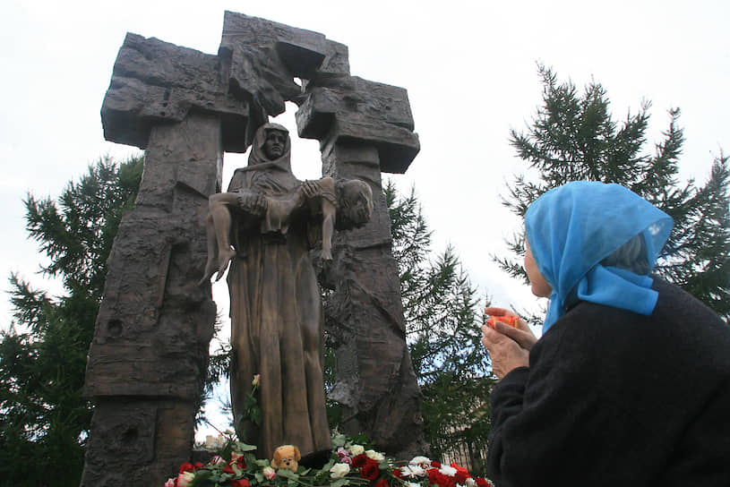 «Памятник детям Беслана» на Малой Охте в Санкт-Петербурге представляет собой фигуру скорбящей матери с телом ребенка на руках, стоящую перед крестом. В основание бронзового памятника заложены капсулы с землей, которую привезли с мемориального кладбища на месте захваченной в 2004 году школе
