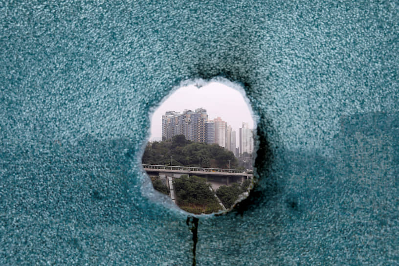 Гонконг, КНР. Вид на город из окна, простреленного во время операции по поиску протестующих