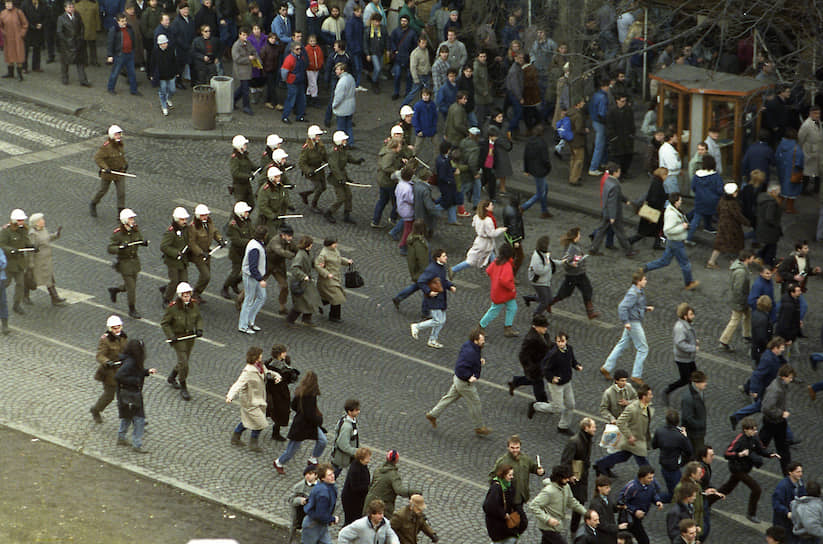 В январе 1989 года чешские силы правопорядка разгоняли на Вацлавской площади демонстрации, приуроченные к 20-летию самосожжения Яна Палаха