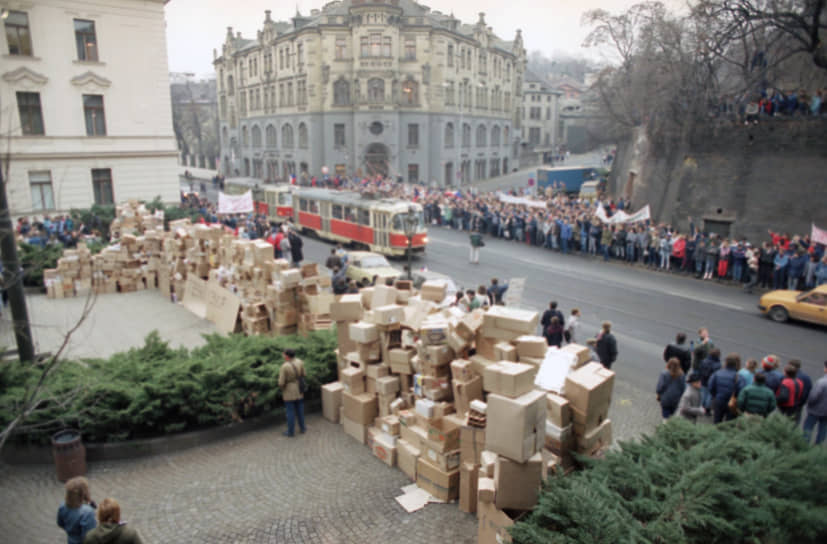 На третью неделю народных выступлений чехословацкие студенты, недовольные тем, что, страной все еще правит Густав Гусак, заблокировали картонными коробками здание правительства