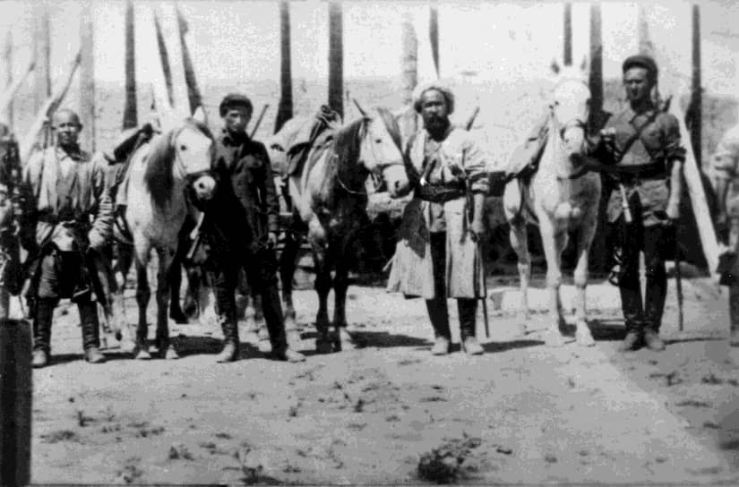 Арал-тугайский кавалерийский отряд перед выездом на боевое задание. Слева - заместитель командира отряда Даниил Комиссаров, 1 мая 1930
