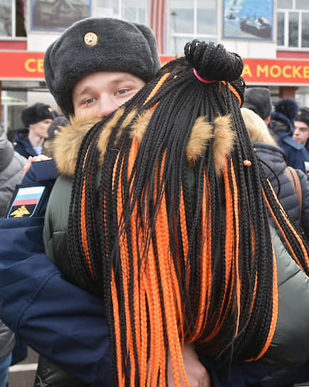 15 ноября. Москва. Призывник во время церемонии проводов к местам военной службы на сборном пункте военкомата Москвы