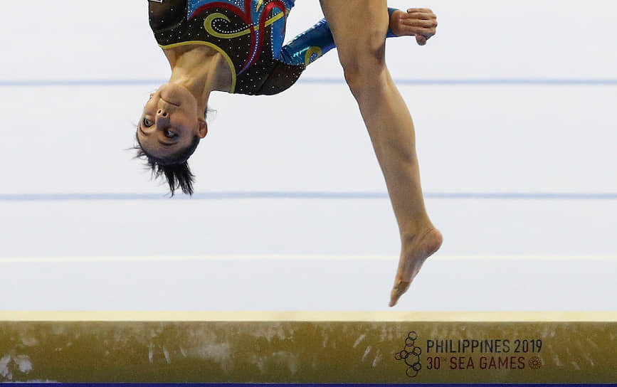 Манила, Филиппины. Малайзийская гимнастка Фарах Анн Абдул Хади во время выступления на Играх Юго-Восточной Азии 