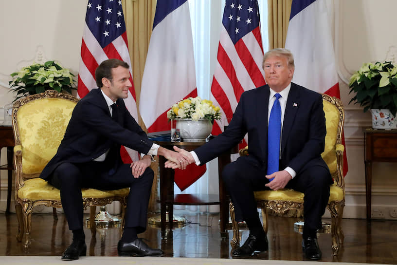 Лондон, Великобритания. Президент США Дональд Трамп (справа) жмет руку президенту Франции Эмманюэлю Макрону перед саммитом НАТО