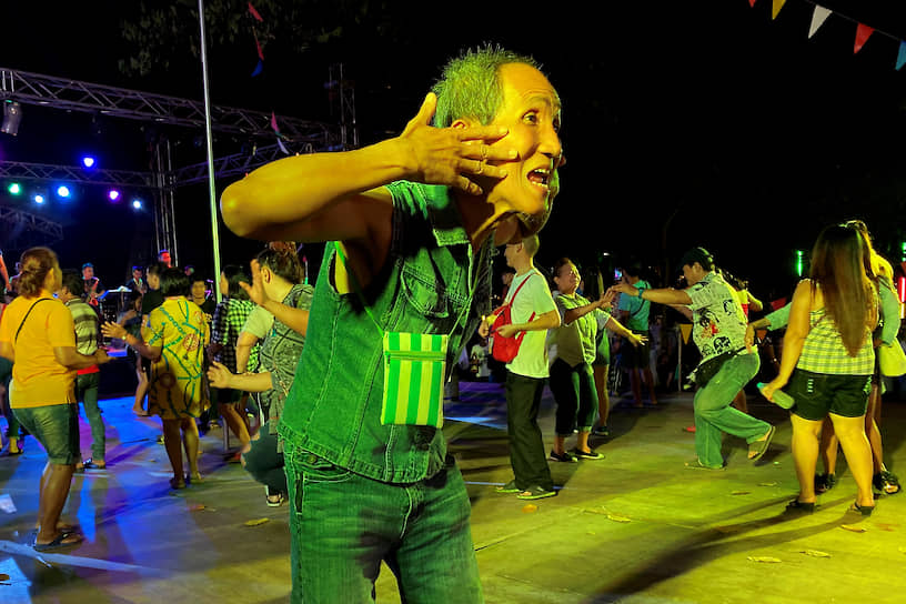 Нонтхабури, Таиланд. Мужчина танцует на дискотеке