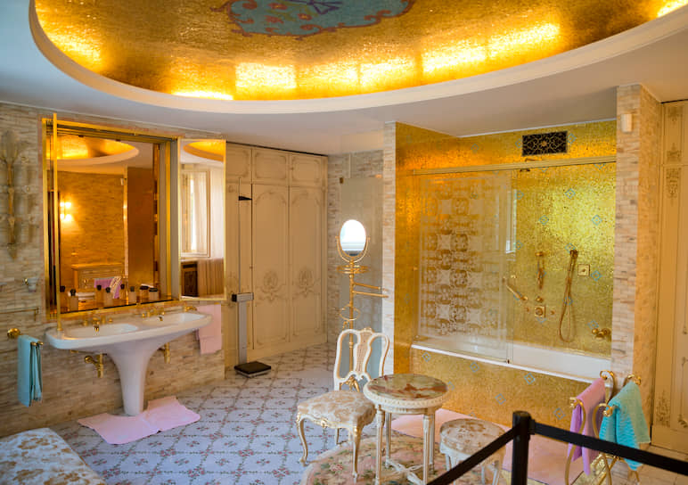 8 На отделке своей ванной комнаты Елена Чаушеску сэкономила: краны, смесители, души, полотенцесушители не золотые, а всего лишь позолоченные