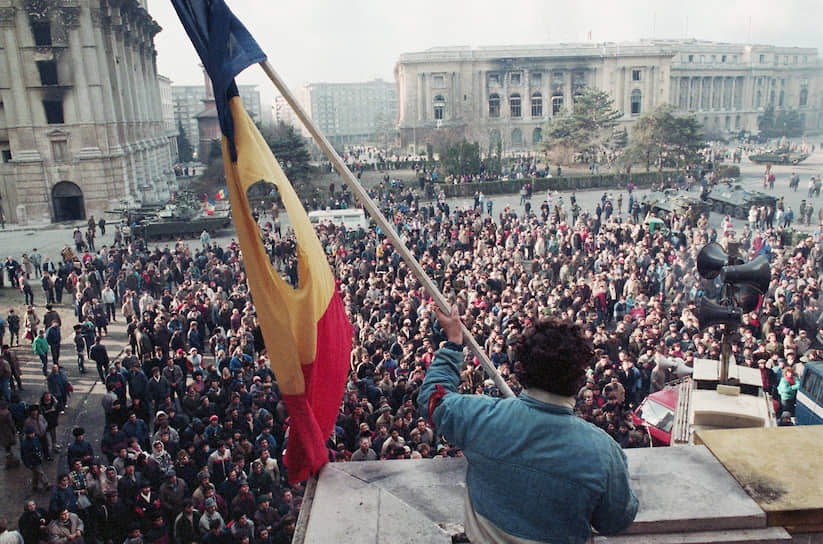 Вместе с Чаушеску Румыния избавилась от социалистического герба в центре национального флага