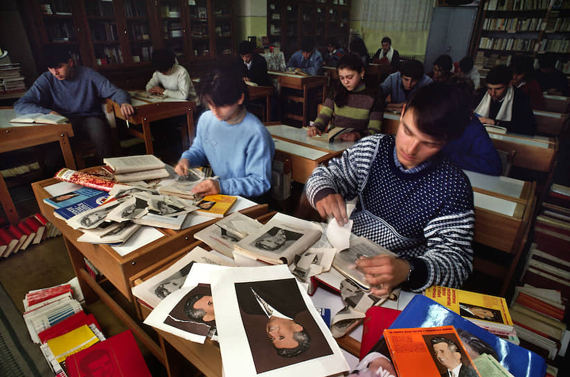 После зимних каникул 1989/90 учебного года румынские школьники начали занятия с вырывания портретов Чаушеску из учебников