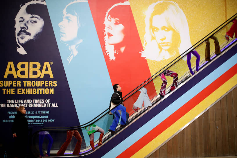 Лондон, Великобритания. Вход на выставку, посвященную группе ABBA 