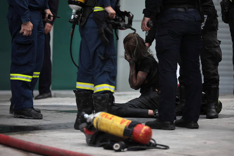 Афины, Греция. Женщина плачет после спасения из горящего отеля