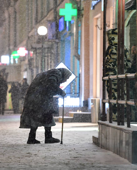 Москва. Пожилая женщина во время снегопада
