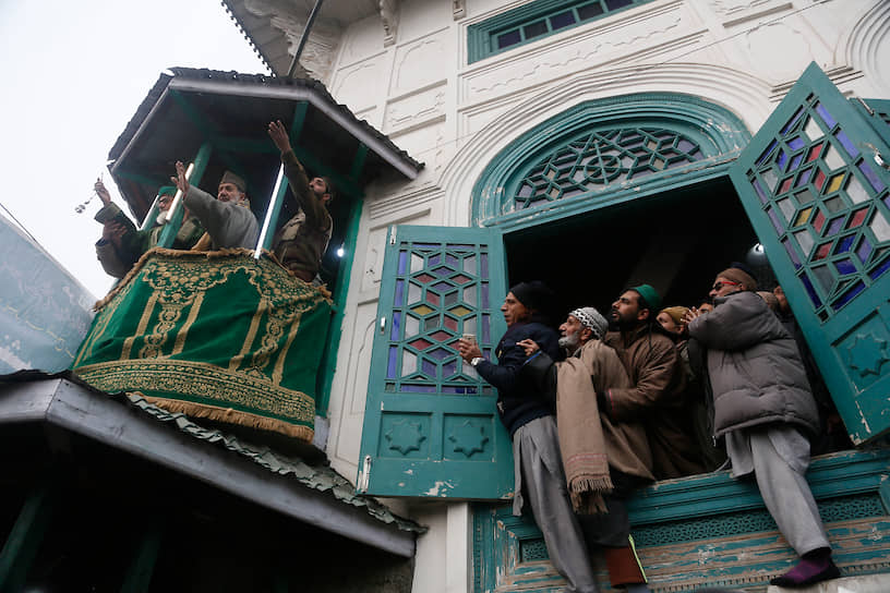 Сринагар, Индия. Кашмирские мусульмане молятся во время показа останков суфийского святого