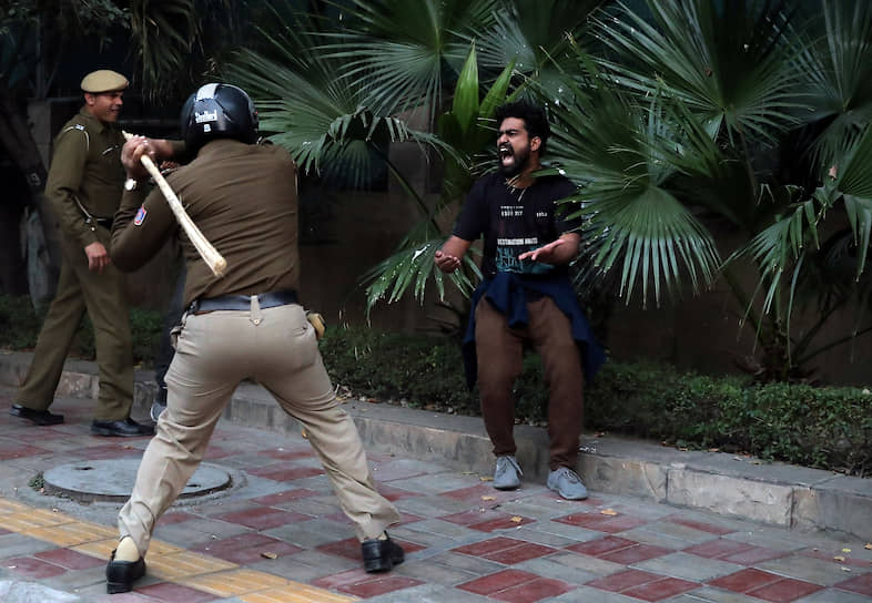 Нью-Дели, Индия. Полицейские атакуют студента во время марша против повышения стоимости проживания в общежитиях