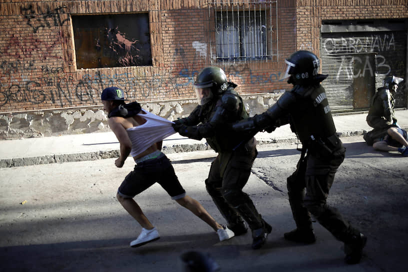 Сантьяго, Чили. Задержание участника антиправительственной акции протеста