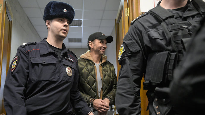 Чиновников охотно берут в дело