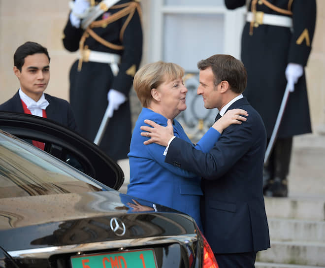 Париж, Франция. Канцлер Германии Ангела Меркель и президент Франции Эмманюэль Макрон перед началом переговоров «нормандской четверки»