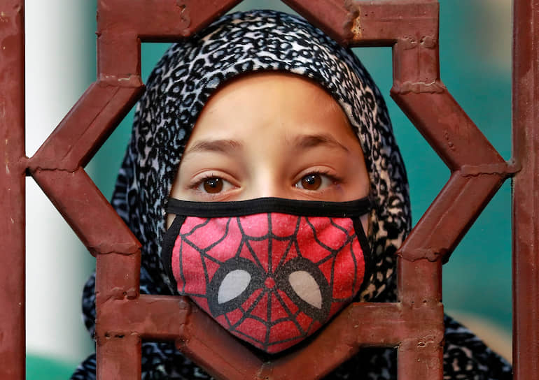 Сринагар, Индия. Кашмирская девочка в маске
