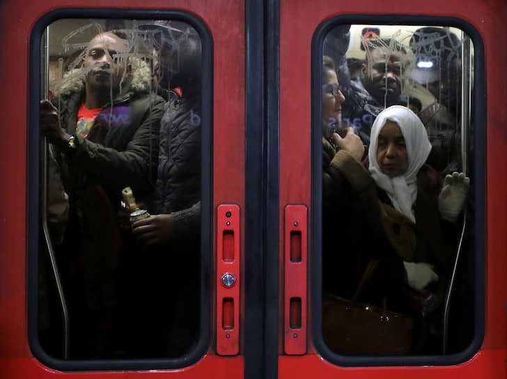 Париж, Франция. Пассажиры метрополитена во время массовой забастовки, вызвавшей транспортный коллапс