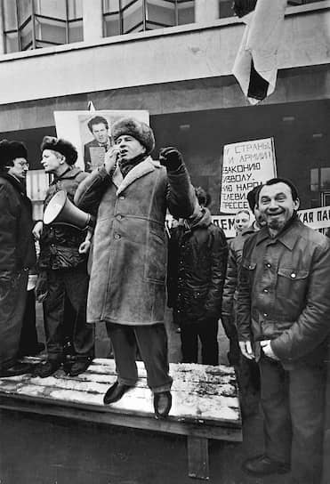 1992 год. Лидер ЛДПР (в центре) на предвыборном митинге у здания Госдумы  