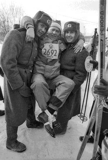 1994 год. Владимир Жириновский (в центре) на соревнованиях «Лыжня России»