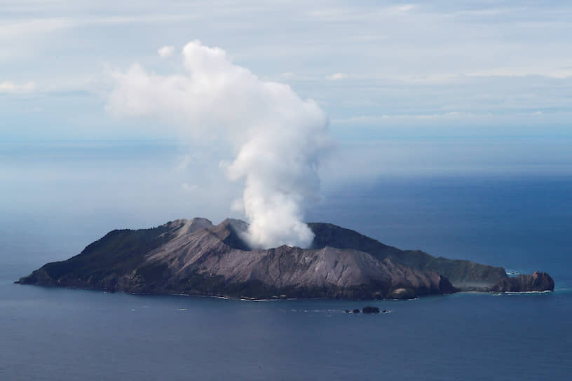 Новая Зеландия. Вид на действующий вулкан Уайт-Айленд