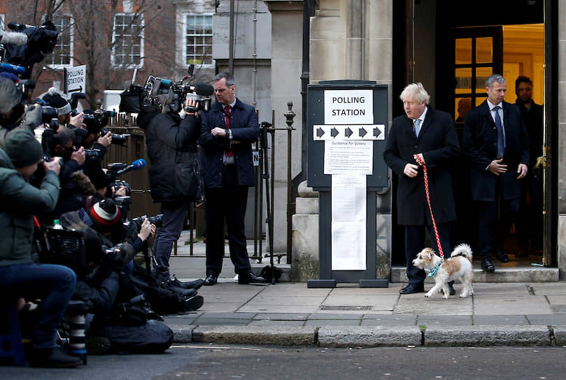 Лондон, Великобритания. Премьер-министр Борис Джонсон со своей собакой на избирательном участке 