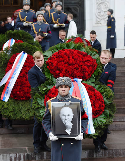 Юрия Лужкова похоронили на Новодевичьем кладбище