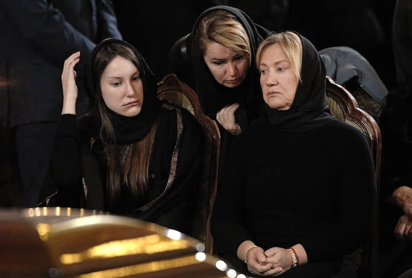 Вдова Юрия Лужкова Елена Батурина (на фото справа) и их дочь Елена (слева) на церемонии прощания 