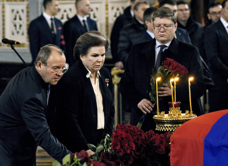 Слева направо: депутаты Госдумы Виктор Селиверстов, Валентина Терешкова, Андрей Исаев