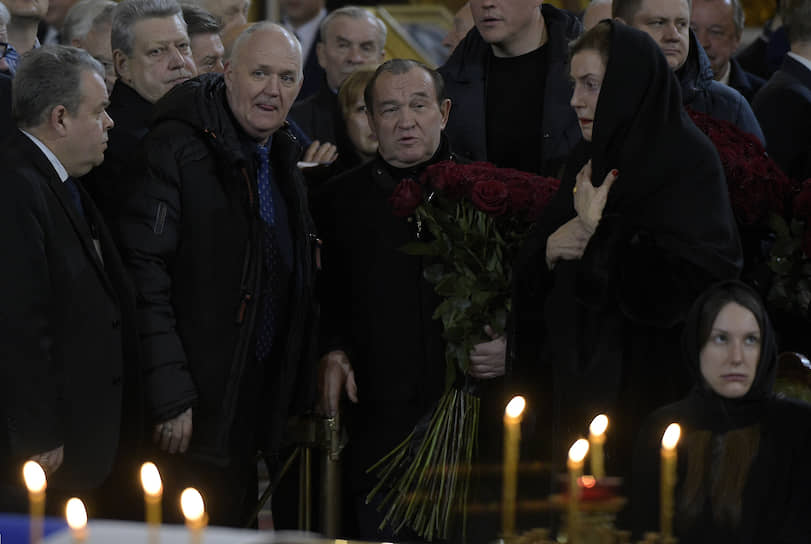Заместитель мэра Москвы по вопросам ЖКХ Петр Бирюков (в центре) на церемонии прощания