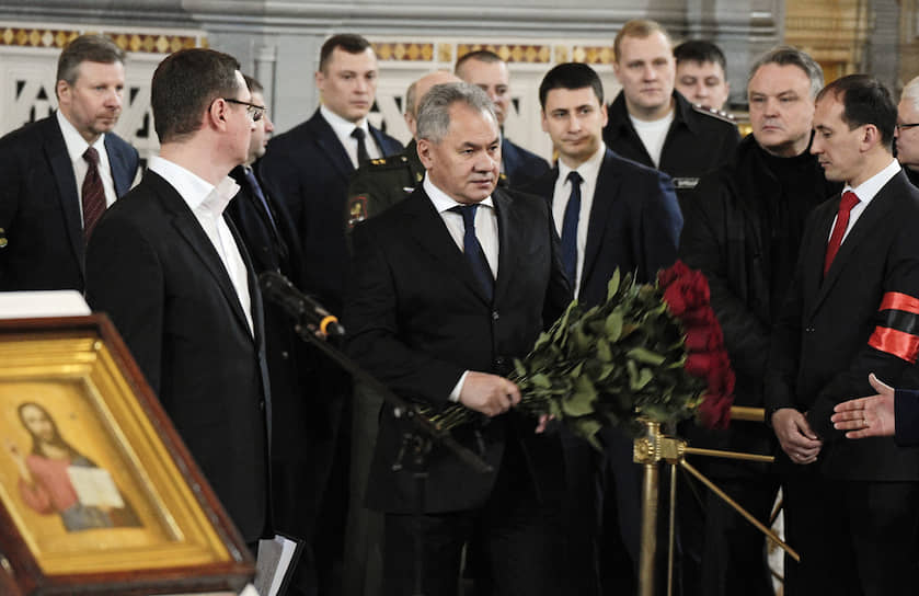 Министр обороны России Сергей Шойгу (на фото в центре) на церемонии прощания с Юрием Лужковым