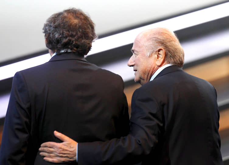 Бывший глава UEFA Мишель Платини (слева) и бывший президент FIFA Зепп Блаттер