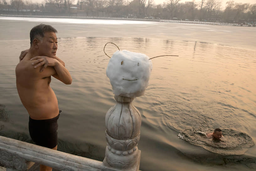 Пекин, Китай. Местные жители во время заплыва в ледяной воде