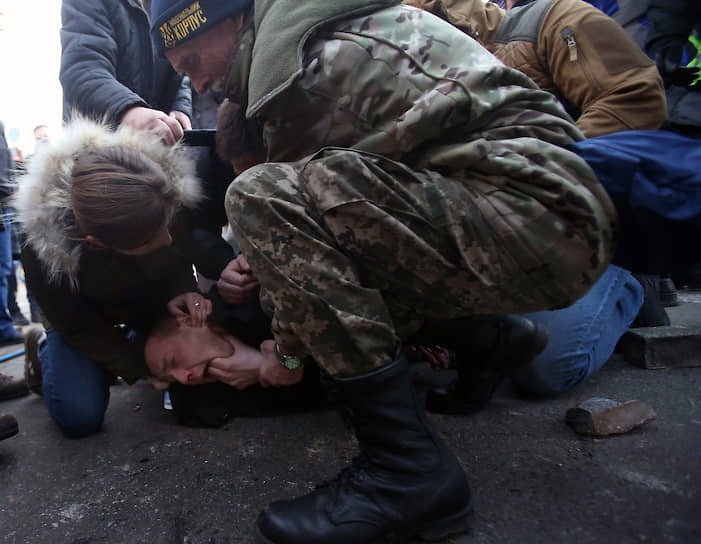 Киев, Украина. Столкновения протестующих с полицией во время акции против земельной реформы у Верховной рады